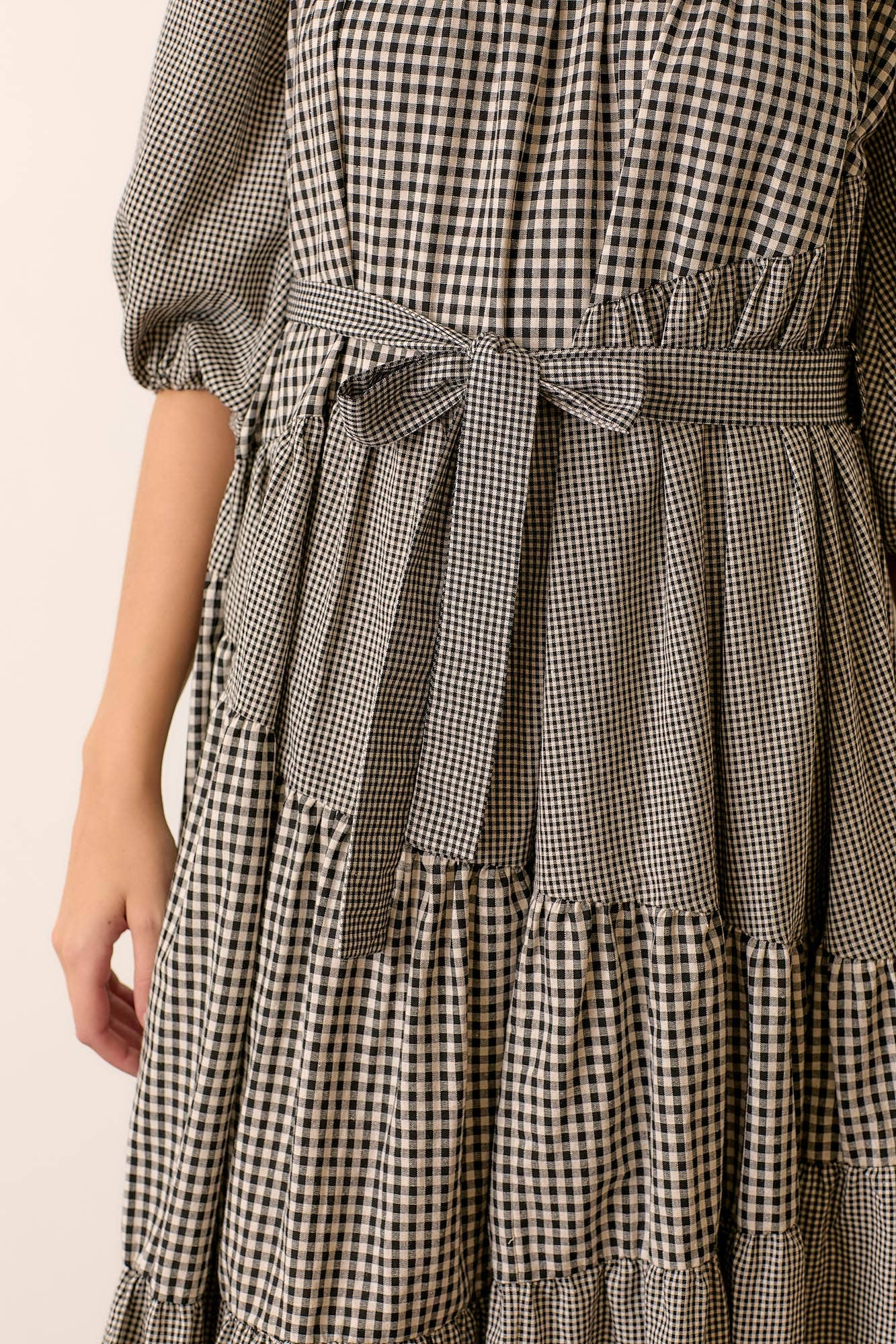 GINGHAM WAIST TIE MIDI DRESS: Black