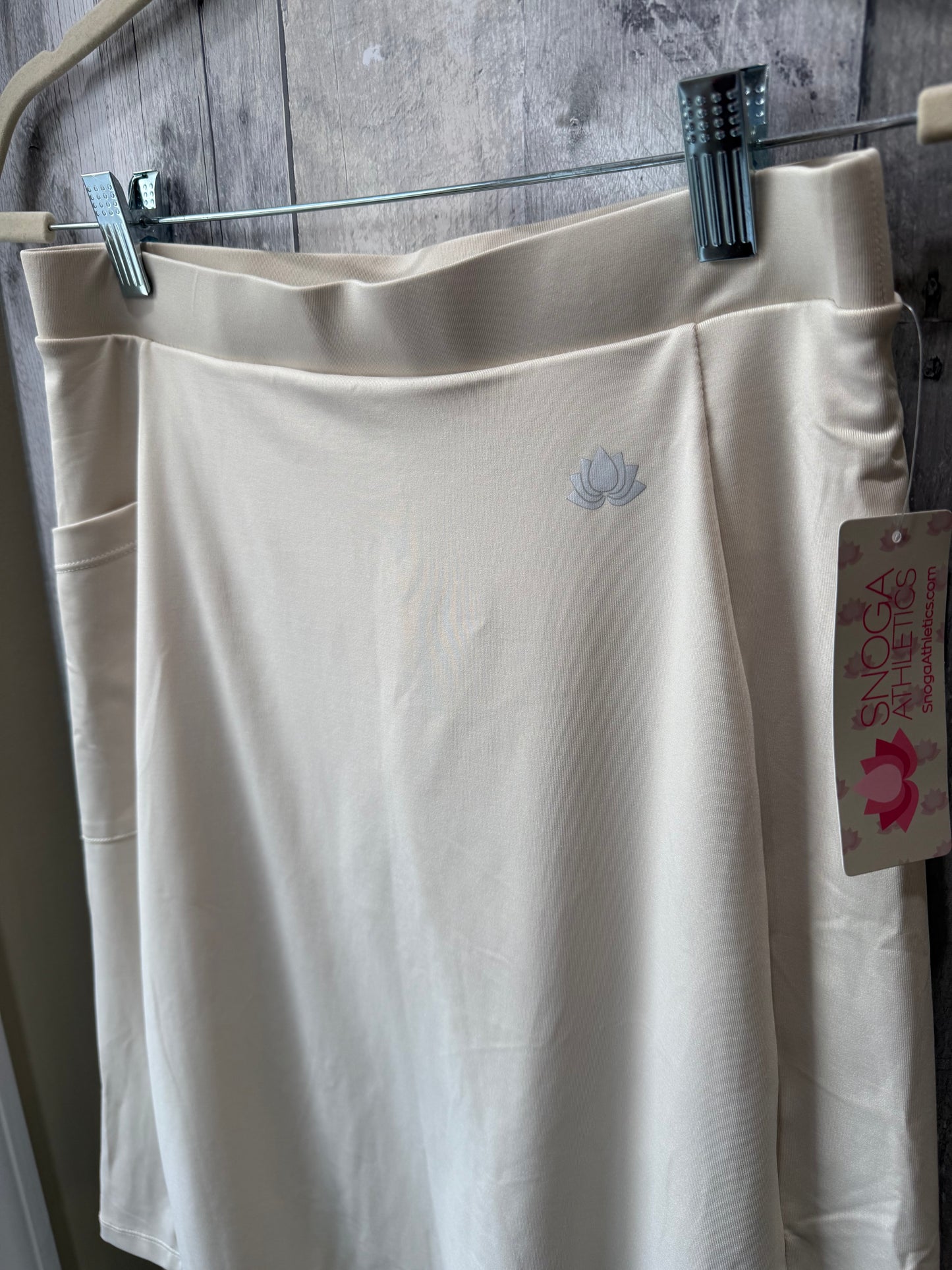 Snoga // Knee Length Skirt Sport Style  in Off White Cream