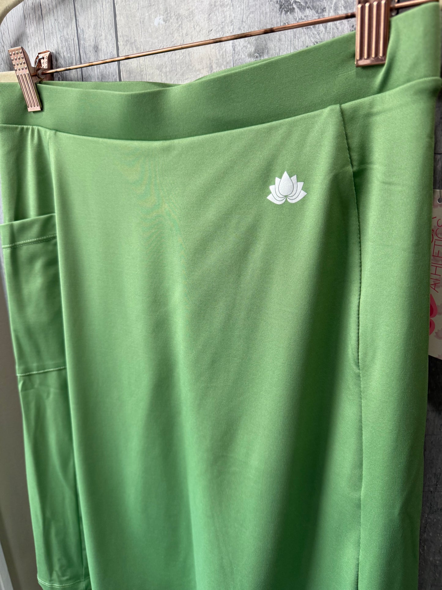 Snoga // Knee Length Sport Style in Light Green